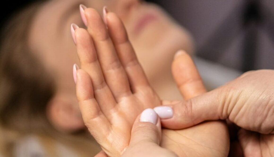 Mani che massaggiano con delicatezza la mano di una donna